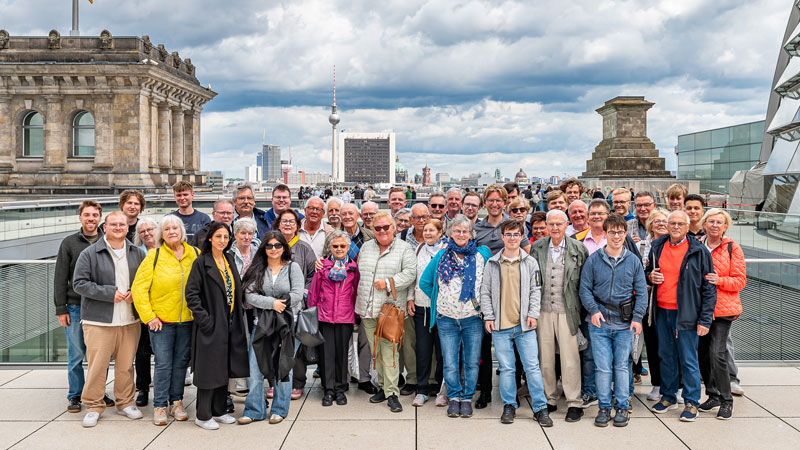 Reisegruppe aus der Heimat besucht Daniel Rinkert in Berlin